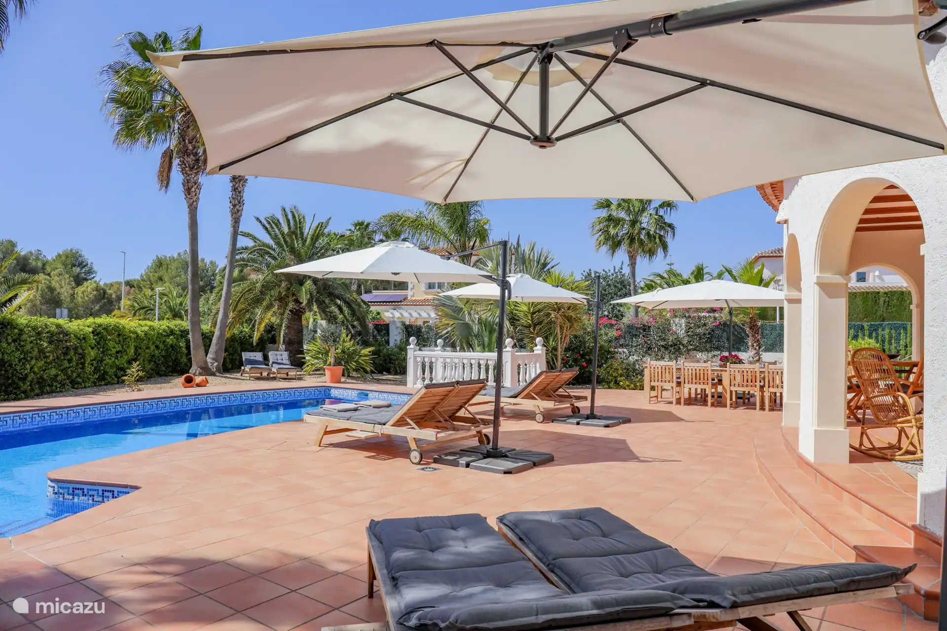 Geräumige Terrasse mit Sonnenliegen mit bequemen Auflagen.