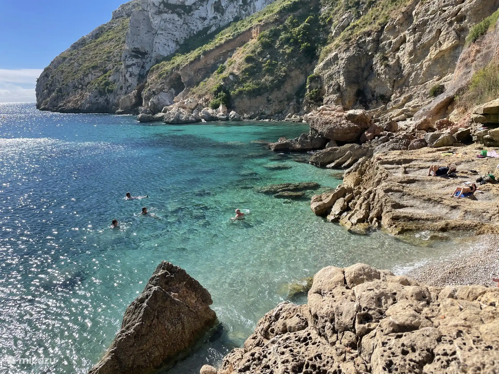 Der Strand mit azurblauem Wasser Playa La Granadella.