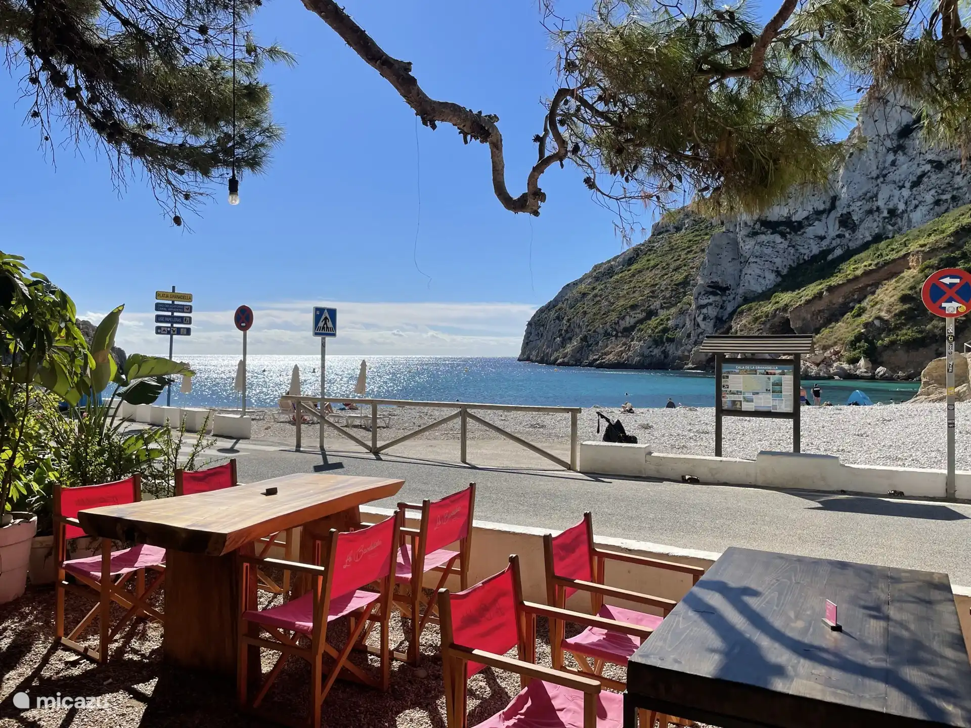 Das Restaurant La Bandideta am Playa La Granadella.