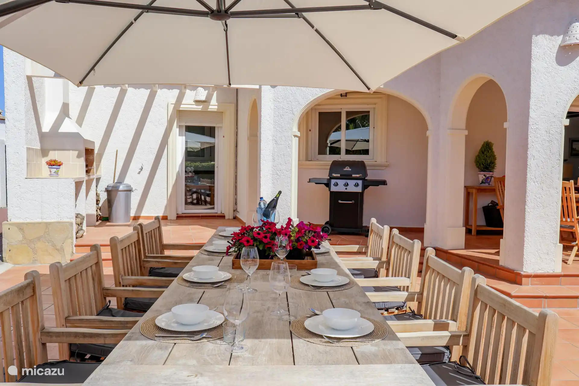 Gemütlicher Esstisch draußen.