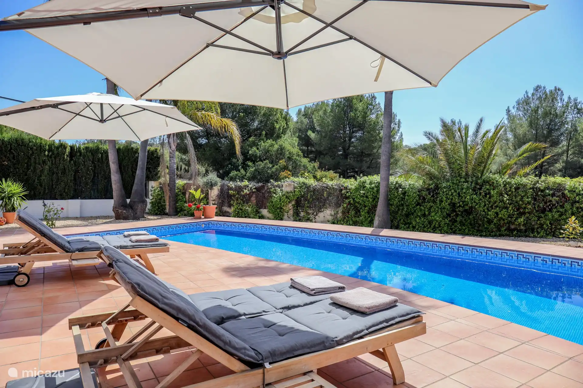 Entspannen Sie sich in der Sonne auf den Sonnenliegen.