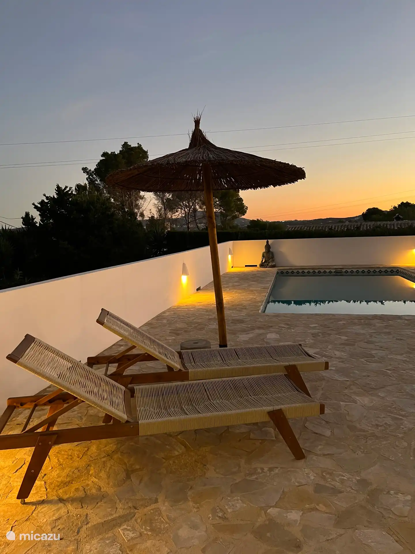 zwembadterras bij ondergaande zon, hele dag zon op het terras