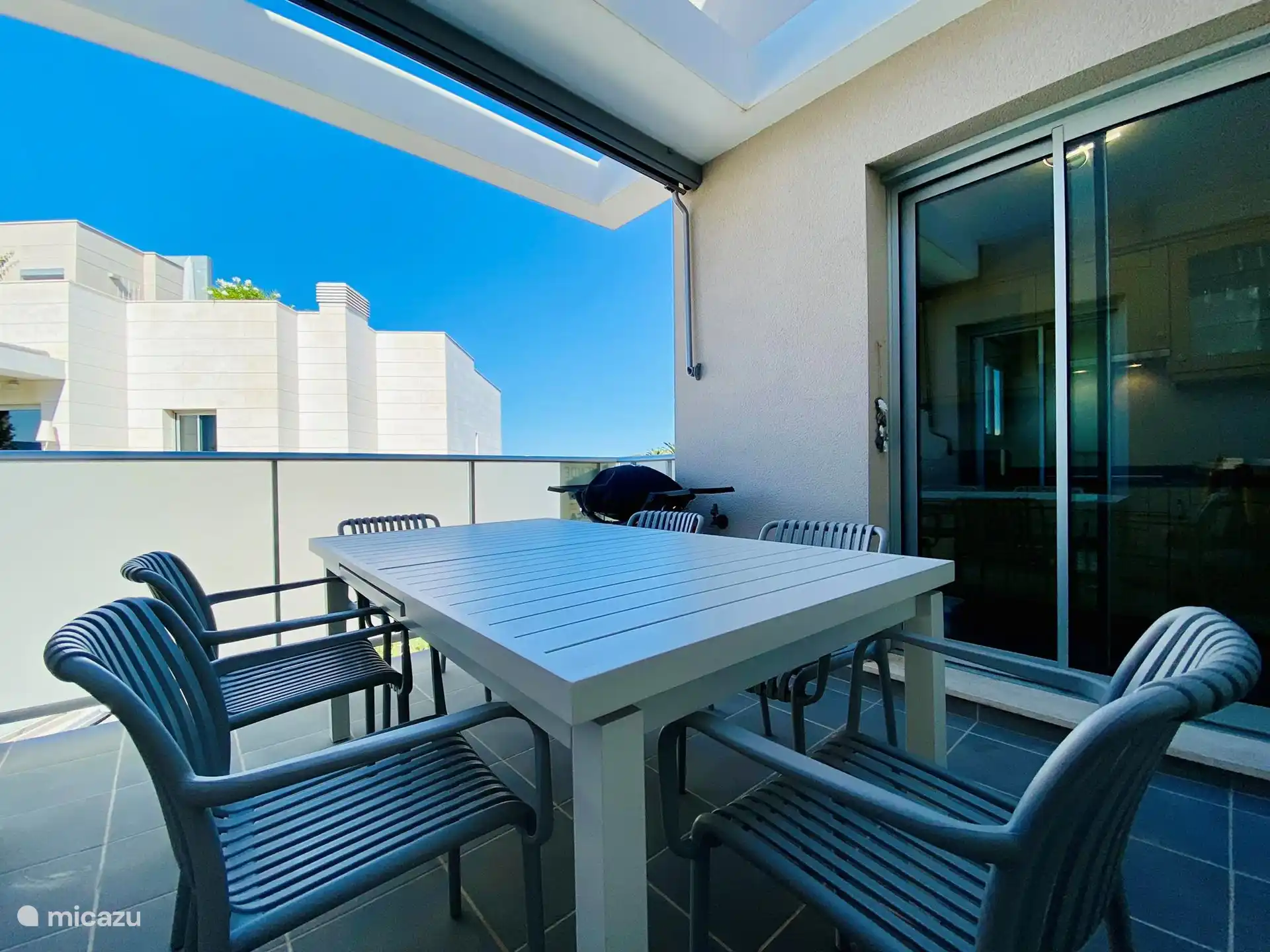 Terrasse 1 adjacente à la cuisine et 1 chambre. 