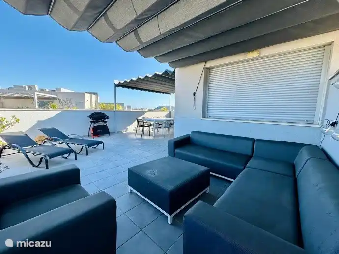 Toit terrasse avec chaise longue, 2 transats, grande table à manger et BBQ. 