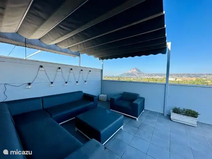 Terrasse sur le toit avec une vue magnifique sur le mont Montgo. Les stores pare-soleil peuvent être actionnés manuellement selon vos propres souhaits. 