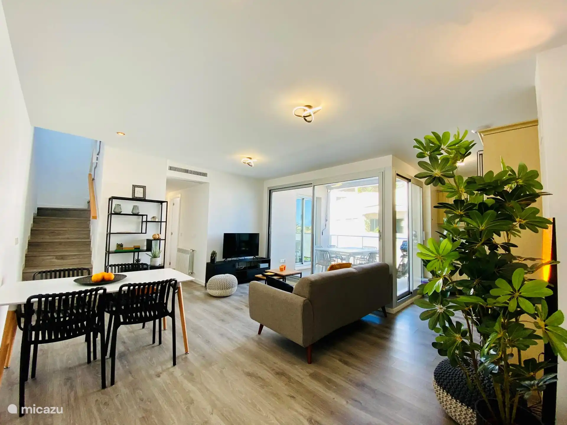 Salon confortable avec canapé et table à manger. 