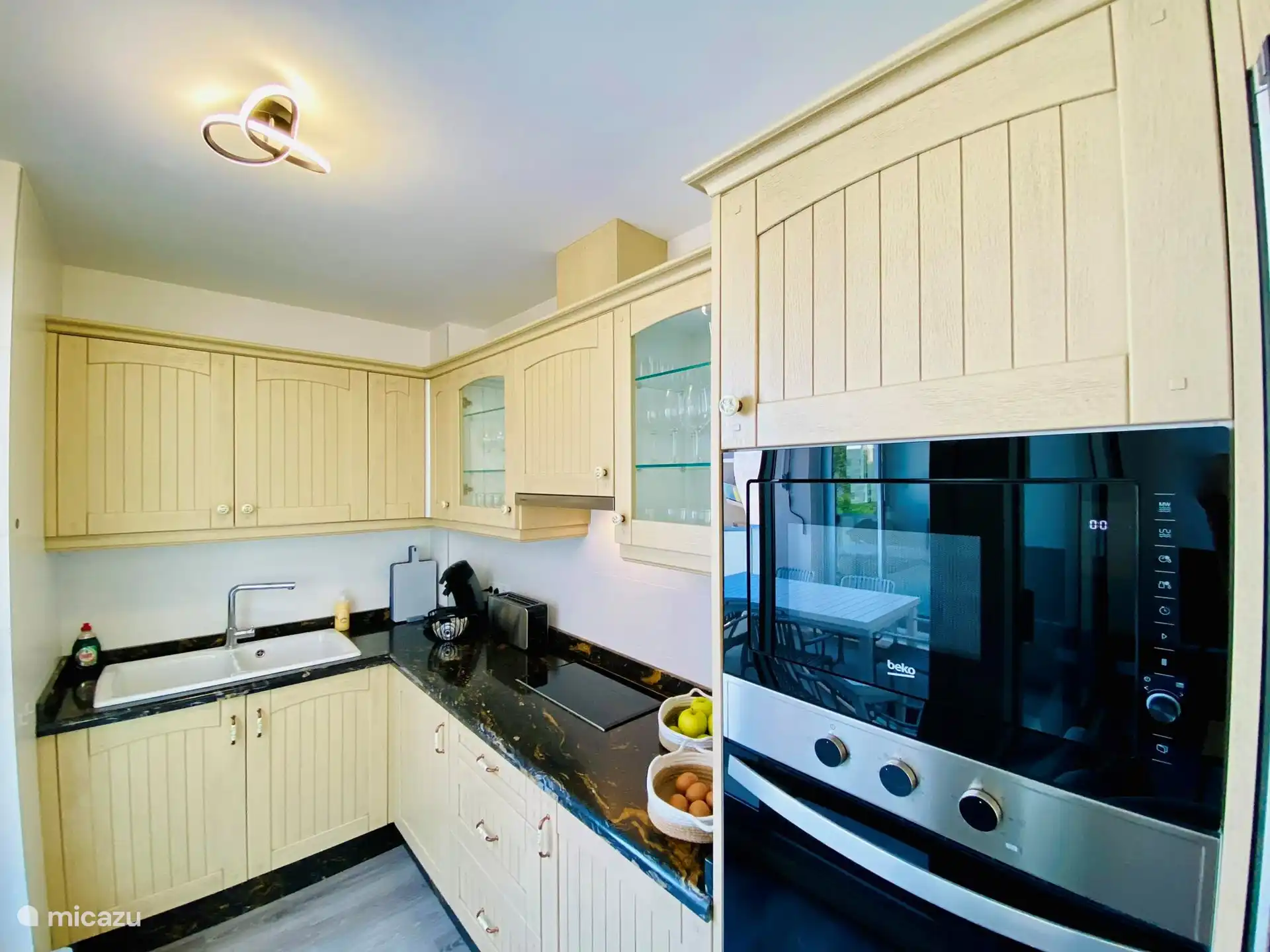 Cuisine bien équipée. 