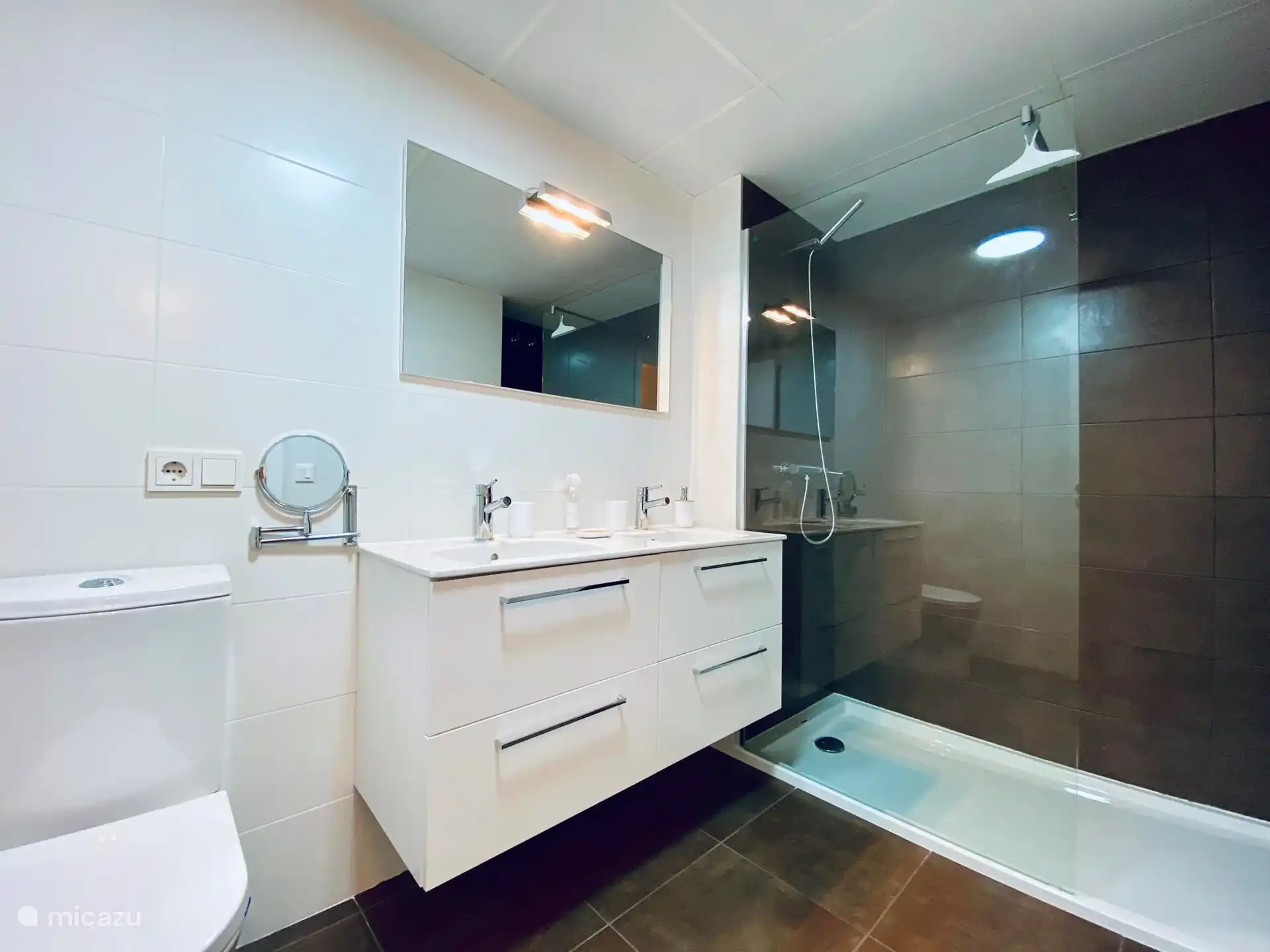 Salle de bain attenante à la chambre principale au rez-de-chaussée. 