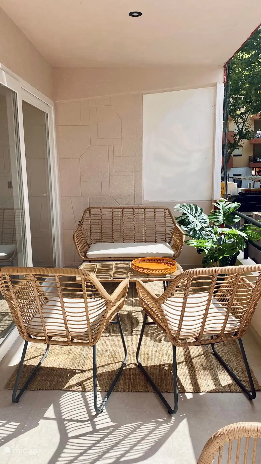 Terrasse avec chaises longues