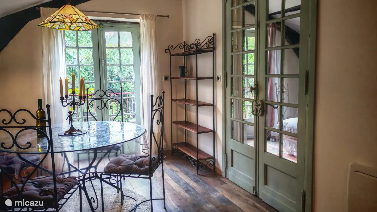 Essbereich mit Blick auf das Schlafzimmer und großem Balkon