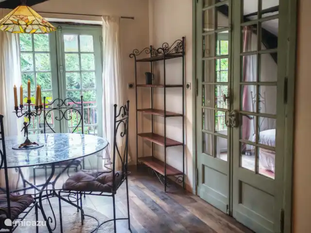 gîte / cottage huren in Frankrijk, Dordogne, Urval – Gite Le Pigeonnier Perigord Noir Eethoek met doorkijkje naar slaapkamer en groot balkon