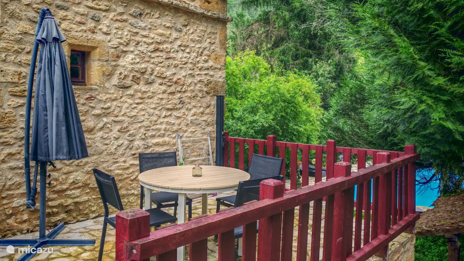 Private Terrasse mit Blick auf den Pool 12-6m.