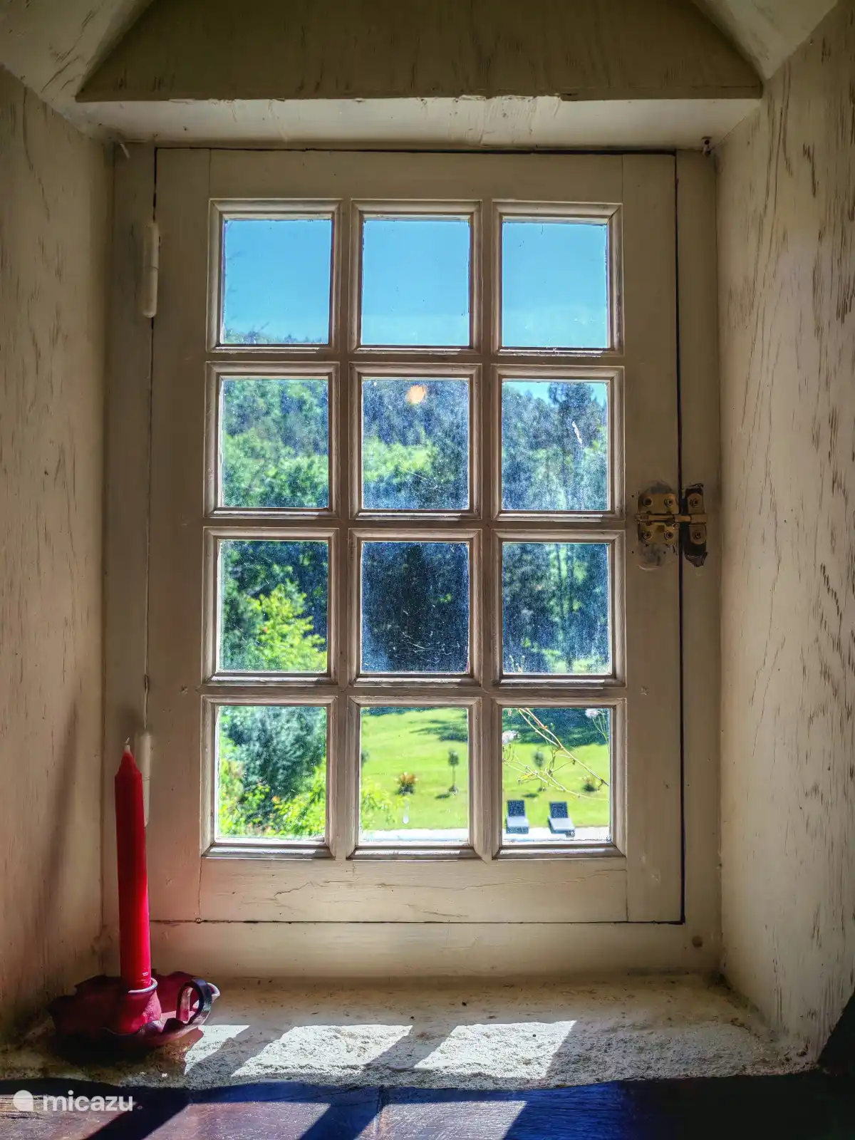 Blick vom Turmzimmer auf den Swimmingpool