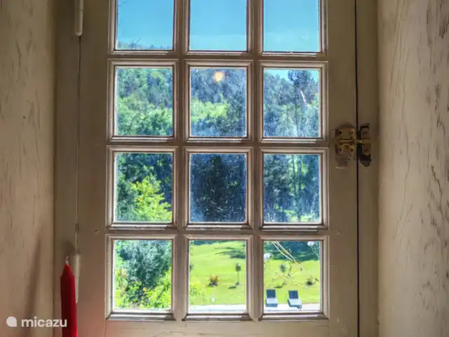 gîte / cottage huren in Frankrijk, Dordogne, Urval – Gite Le Pigeonnier Perigord Noir Doorkijkje vanuit torenkamer naar zwembad