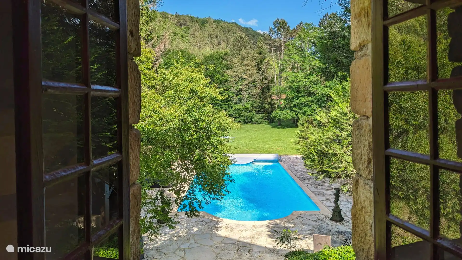 Blick auf den Pool, aus dem Küchenfenster