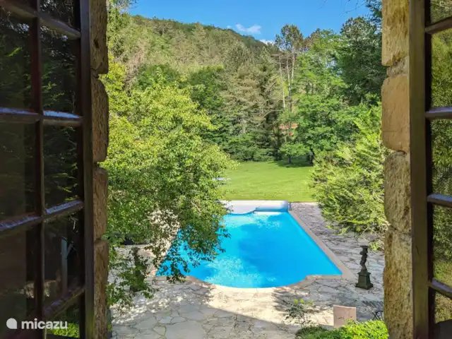 gîte / cottage huren in Frankrijk, Dordogne, Urval – Gite Le Pigeonnier Perigord Noir Uitzicht op het zwembad, vanuit het keukenraam