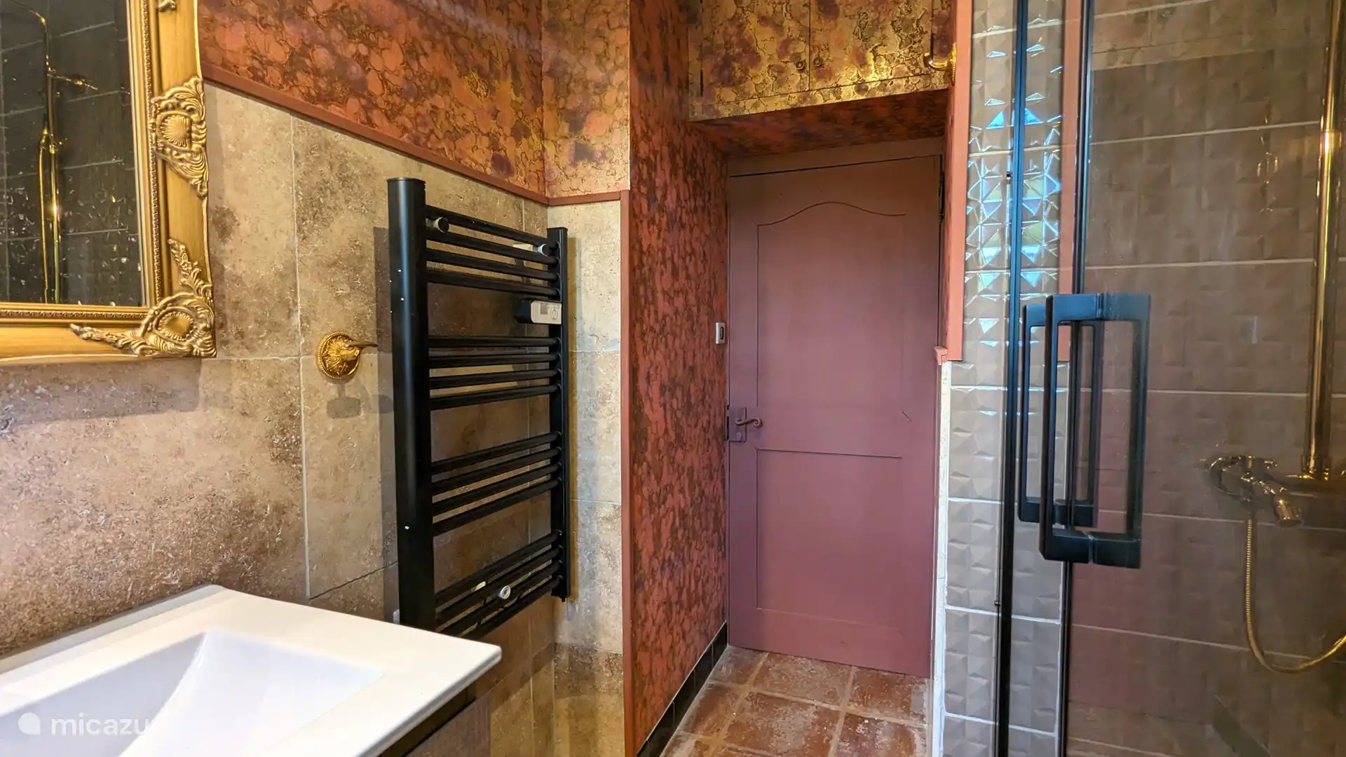 Badezimmer mit Waschbecken, Dusche und Waschmaschine