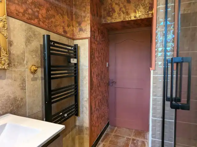 gîte / cottage huren in Frankrijk, Dordogne, Urval – Gite Le Pigeonnier Perigord Noir Badkamer met wastafel, douche en wasmachine