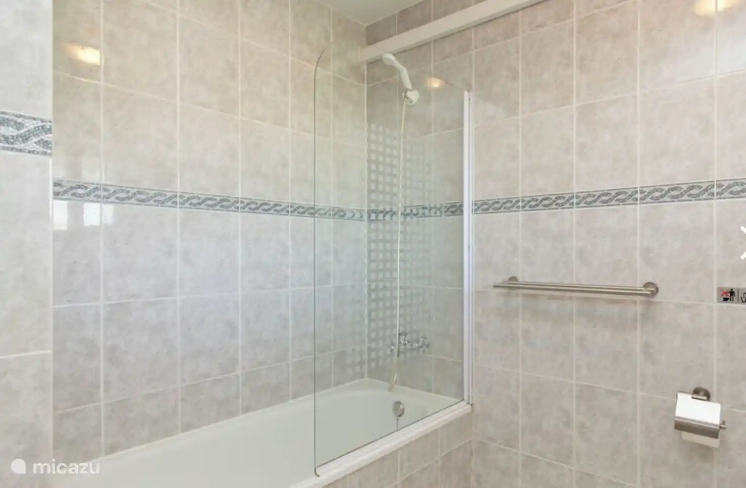 Kleines Badezimmer mit Dusche/Badewanne, Waschbecken, Toilette und Bidet.