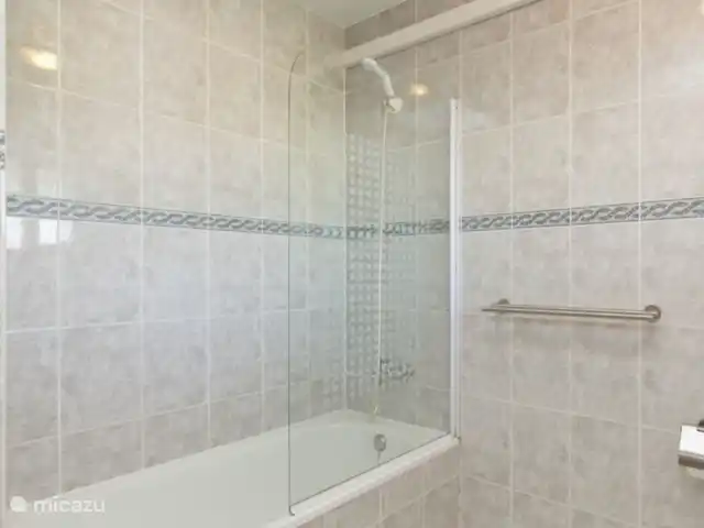Villa EL SOL en España, Costa Brava, Calonge - villa Pequeño cuarto de baño con ducha/bañera, lavabo, WC y bidet.