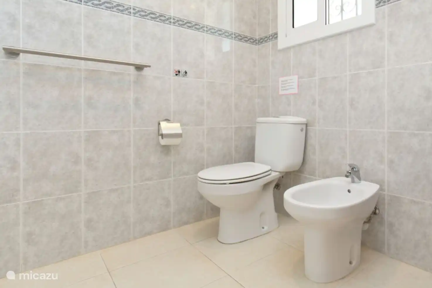 Kleines Badezimmer mit Dusche/Badewanne, Waschbecken, WC und Bidet.