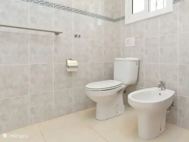 Villa EL SOL en España, Costa Brava, Calonge - villa Pequeño cuarto de baño con ducha/bañera, lavabo, inodoro y bidé.