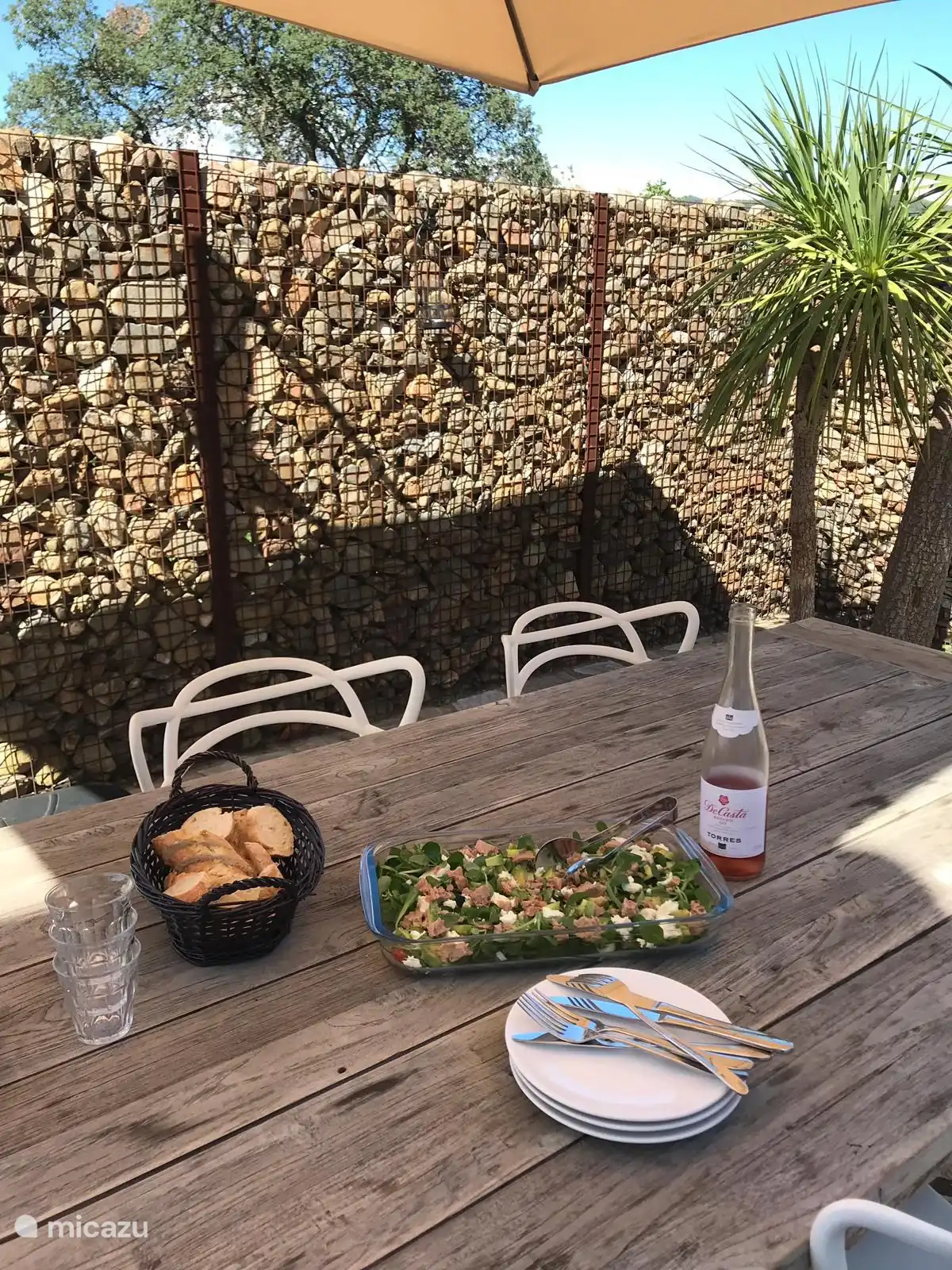 Esstisch auf der hinteren Terrasse.