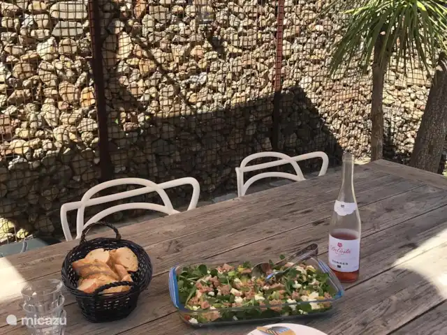 Villa EL SOL en España, Costa Brava, Calonge - villa Mesa de comedor en la terraza trasera.