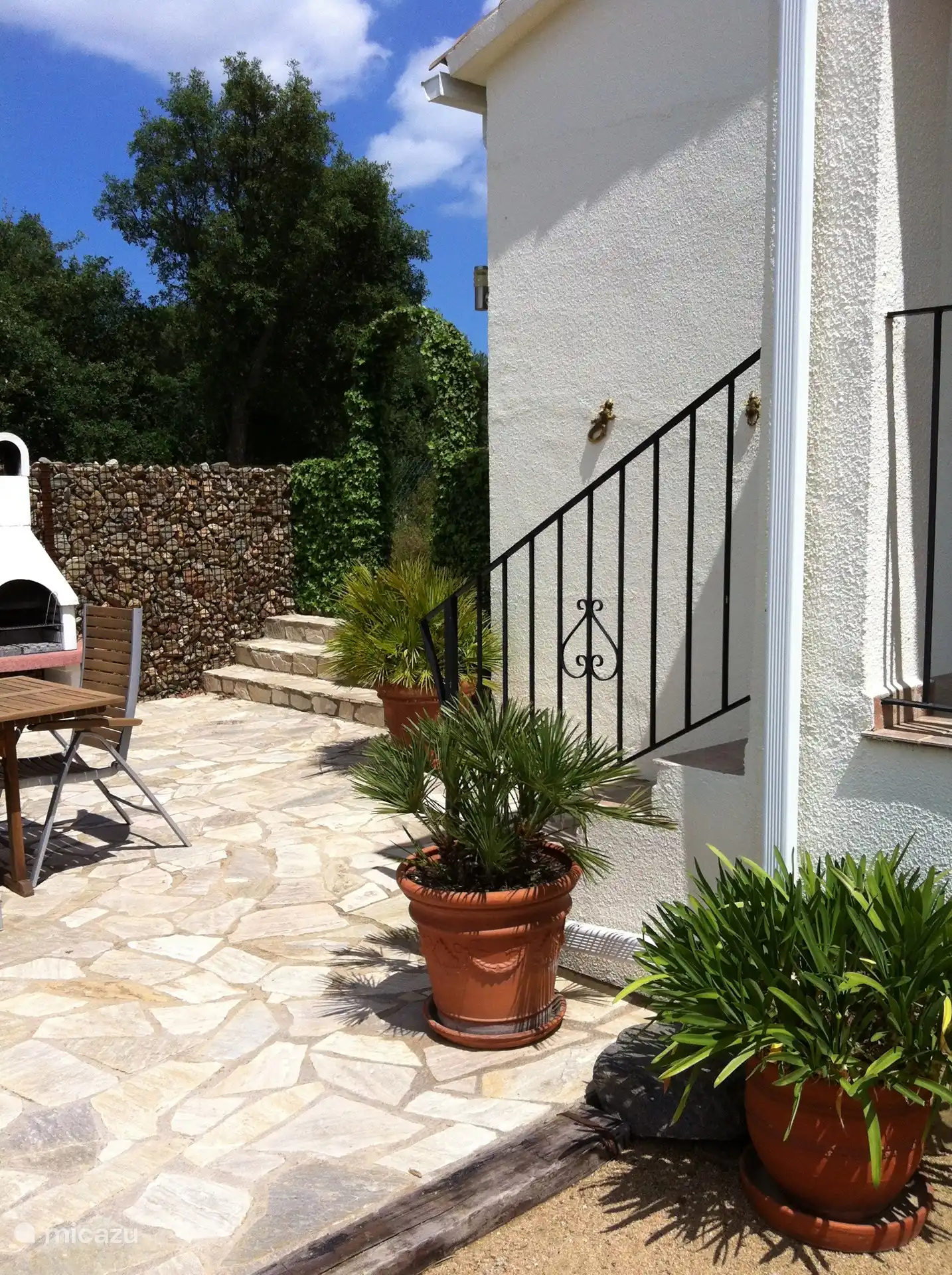 Hintere Terrasse mit Grill und Zugang zur Küche.