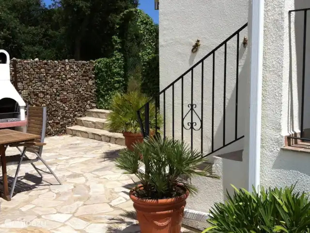 Villa EL SOL en España, Costa Brava, Calonge - villa Terraza trasera con barbacoa y acceso a la cocina.