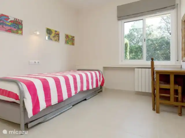 Villa EL SOL en España, Costa Brava, Calonge - villa Dormitorio con dos camas individuales, incluida 1 cama plegable y un pequeño escritorio/cómoda.