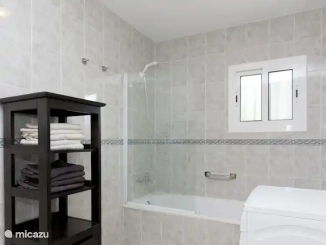 Villa EL SOL en España, Costa Brava, Calonge - villa Amplio cuarto de baño con ducha/bañera, lavabo, inodoro y lavadora.