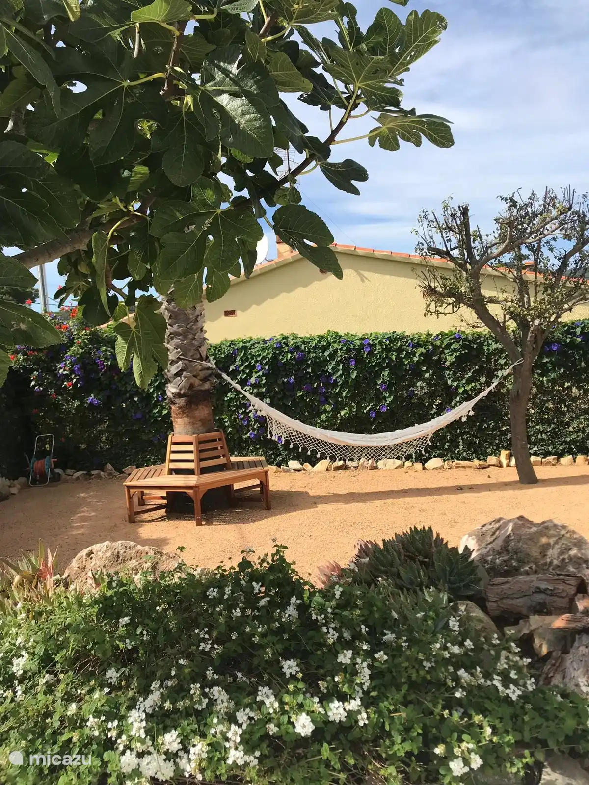Teil des Gartens mit Blick auf den Jeu de Boules-Platz.