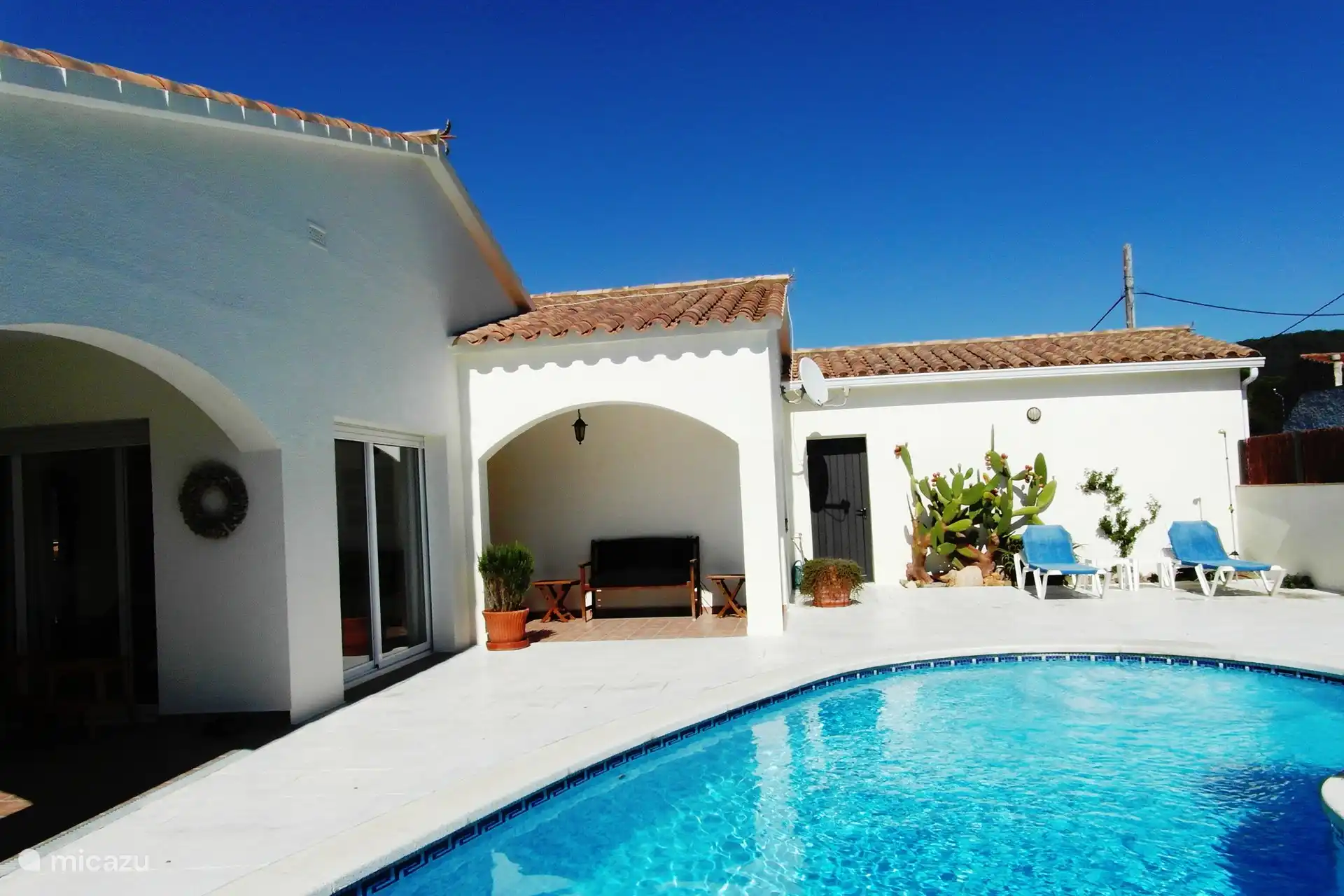 Vorgarten und Eingang.