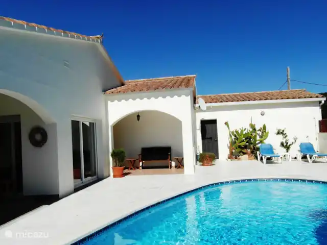 Villa EL SOL en España, Costa Brava, Calonge - villa Jardín delantero y entrada.