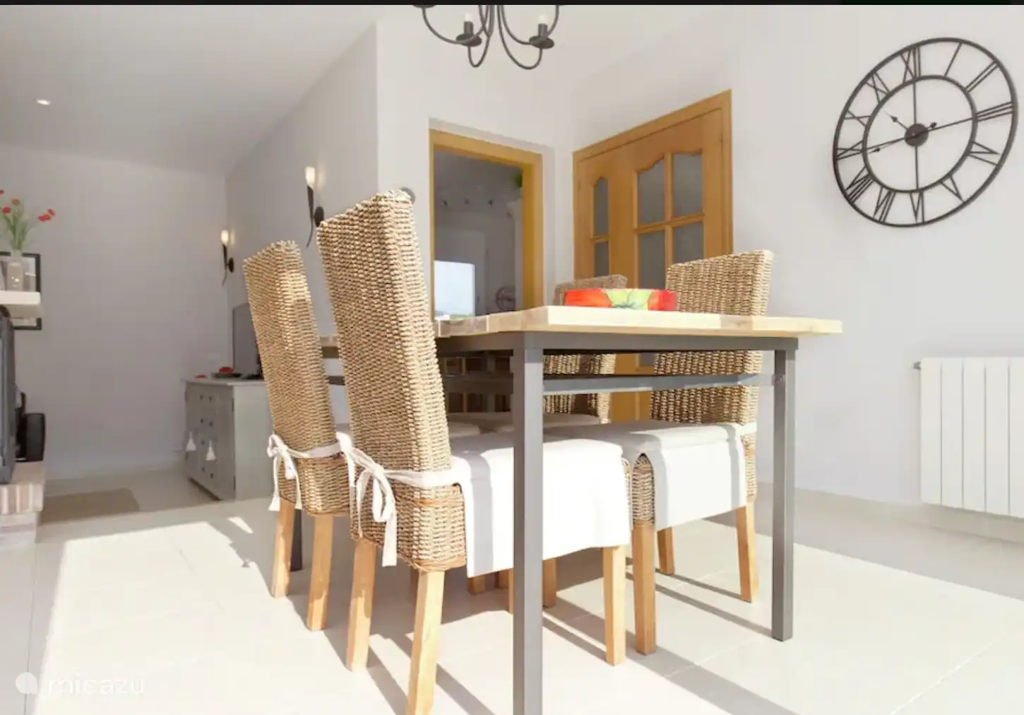 Esszimmer mit Blick auf den Pool.