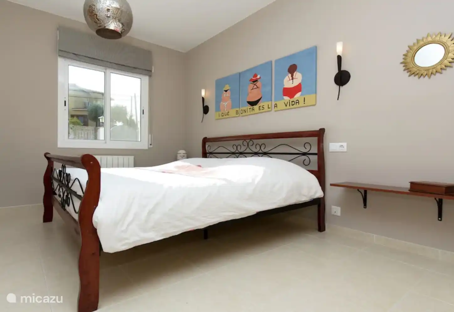 Hauptschlafzimmer mit Doppelbett 180 x 200 und großem Badezimmer.