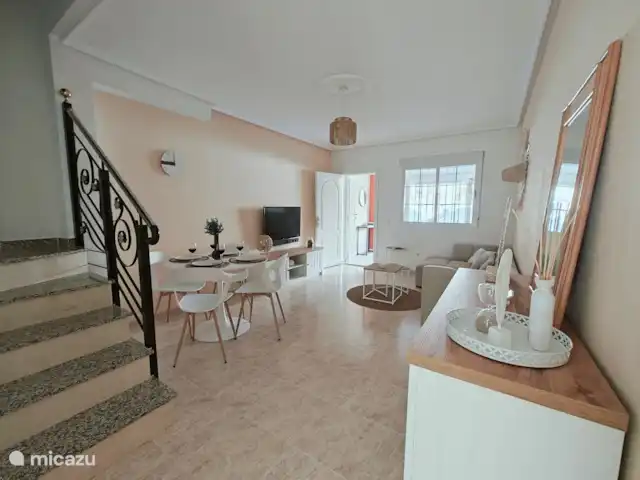 Casa Miramar en España, Costa Blanca, Ciudad Quesada - casa vacacional En el salón y comedor de Casa Miramar encontrará todo para una estancia relajante. Un televisor inteligente, juegos de mesa y libros de lectura están listos para el entretenimiento. Aquí podrá disfrutar de la convivencia y la relajación, ya sea viendo una película, jugando o leyendo un buen libro.
