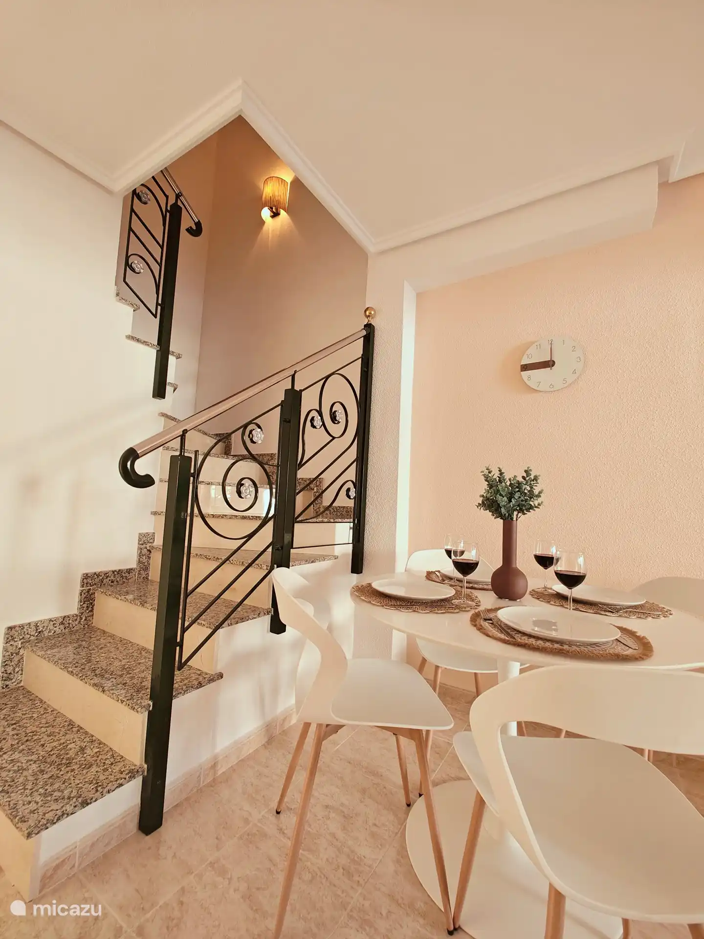 Dans le salon et la salle à manger de la Casa Miramar, vous trouverez tout pour un séjour relaxant. Une télévision intelligente, des jeux de société et des livres de lecture sont prêts pour le divertissement. Ici, vous pourrez profiter de la convivialité et de la détente, que vous regardiez un film, jouiez à un jeu ou lisiez un bon livre.