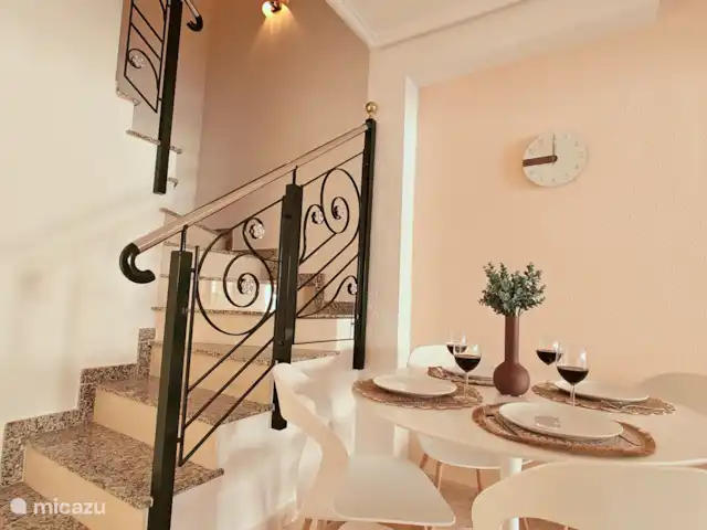 Casa Miramar en España, Costa Blanca, Ciudad Quesada - casa vacacional En el salón y comedor de Casa Miramar encontrará todo para una estancia relajante. Un televisor inteligente, juegos de mesa y libros de lectura están listos para el entretenimiento. Aquí podrá disfrutar de la convivencia y la relajación, ya sea viendo una película, jugando o leyendo un buen libro.