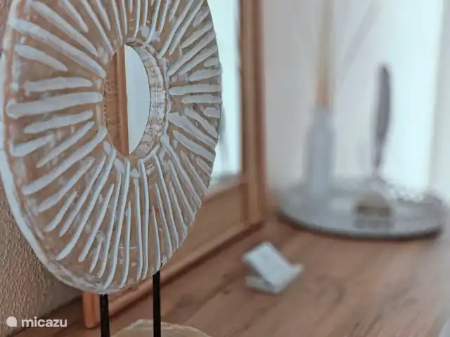 Casa Miramar en España, Costa Blanca, Ciudad Quesada - casa vacacional En el salón y comedor de Casa Miramar encontrará todo para una estancia relajante. Un televisor inteligente, juegos de mesa y libros de lectura están listos para el entretenimiento. Aquí podrá disfrutar de la convivencia y la relajación, ya sea viendo una película, jugando o leyendo un buen libro.