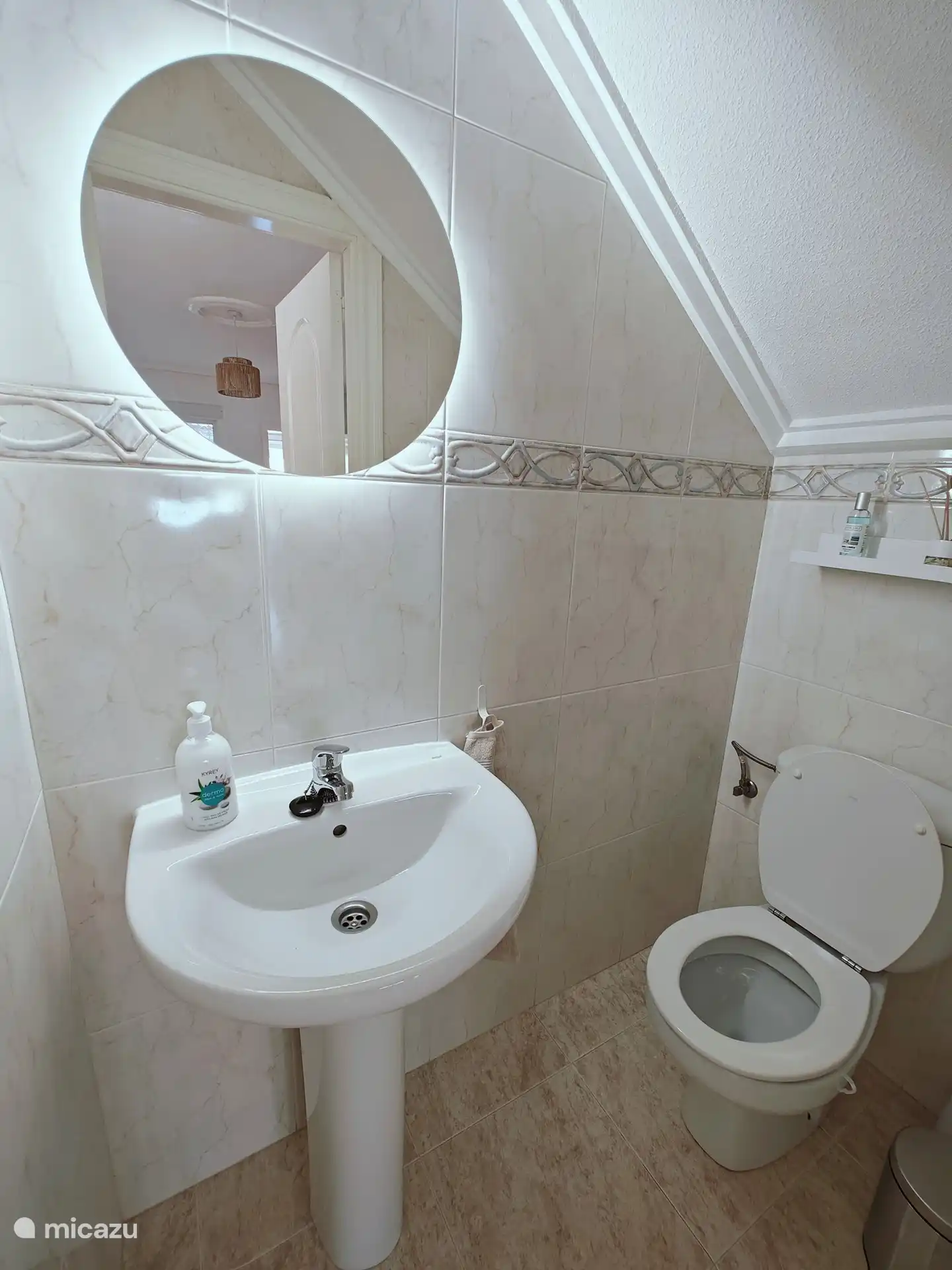 Les toilettes au rez-de-chaussée de la Casa Miramar sont équipées de toutes les commodités nécessaires pour le confort et la commodité. Avec un design frais et moderne, il offre une expérience agréable aux clients.