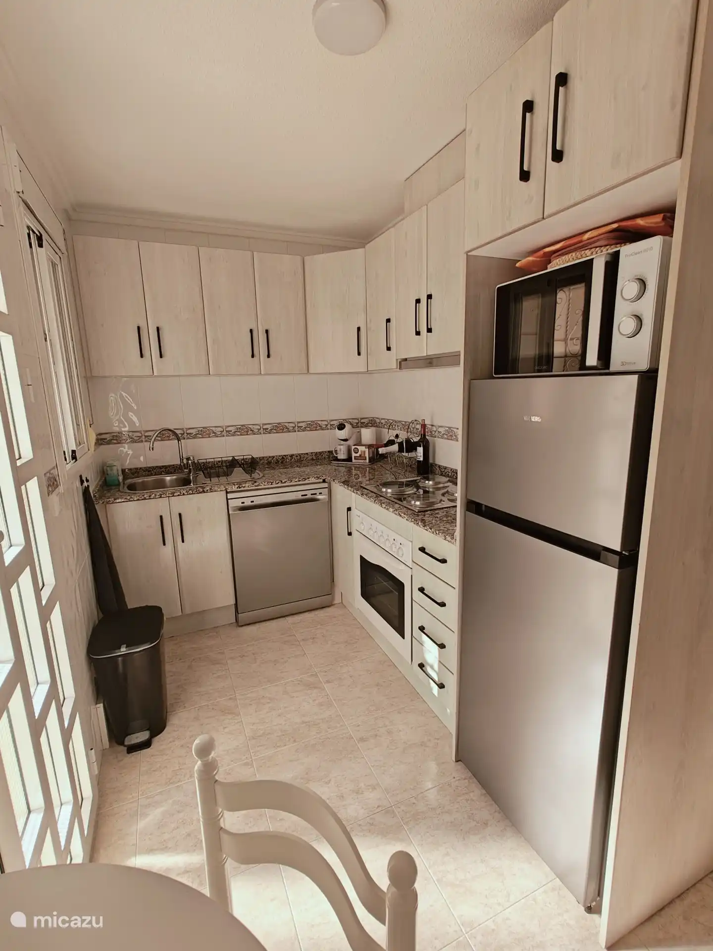 La cuisine de la Casa Miramar est entièrement équipée pour un séjour agréable. Avec micro-ondes/grill, plaques de cuisson et four électriques, réfrigérateur, congélateur, machine à café Dolce Gusto, presse-agrumes, grille-pain et lave-vaisselle, vous pourrez profiter de la commodité et du confort pendant la cuisson.