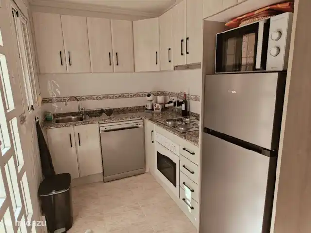 Casa Miramar en España, Costa Blanca, Ciudad Quesada - casa vacacional La cocina de Casa Miramar está totalmente equipada para una estancia agradable. Con microondas/grill, vitrocerámica y horno, frigorífico, congelador, cafetera Dolce Gusto, exprimidor, tostadora y lavavajillas, podrás disfrutar de comodidad y confort mientras cocinas.