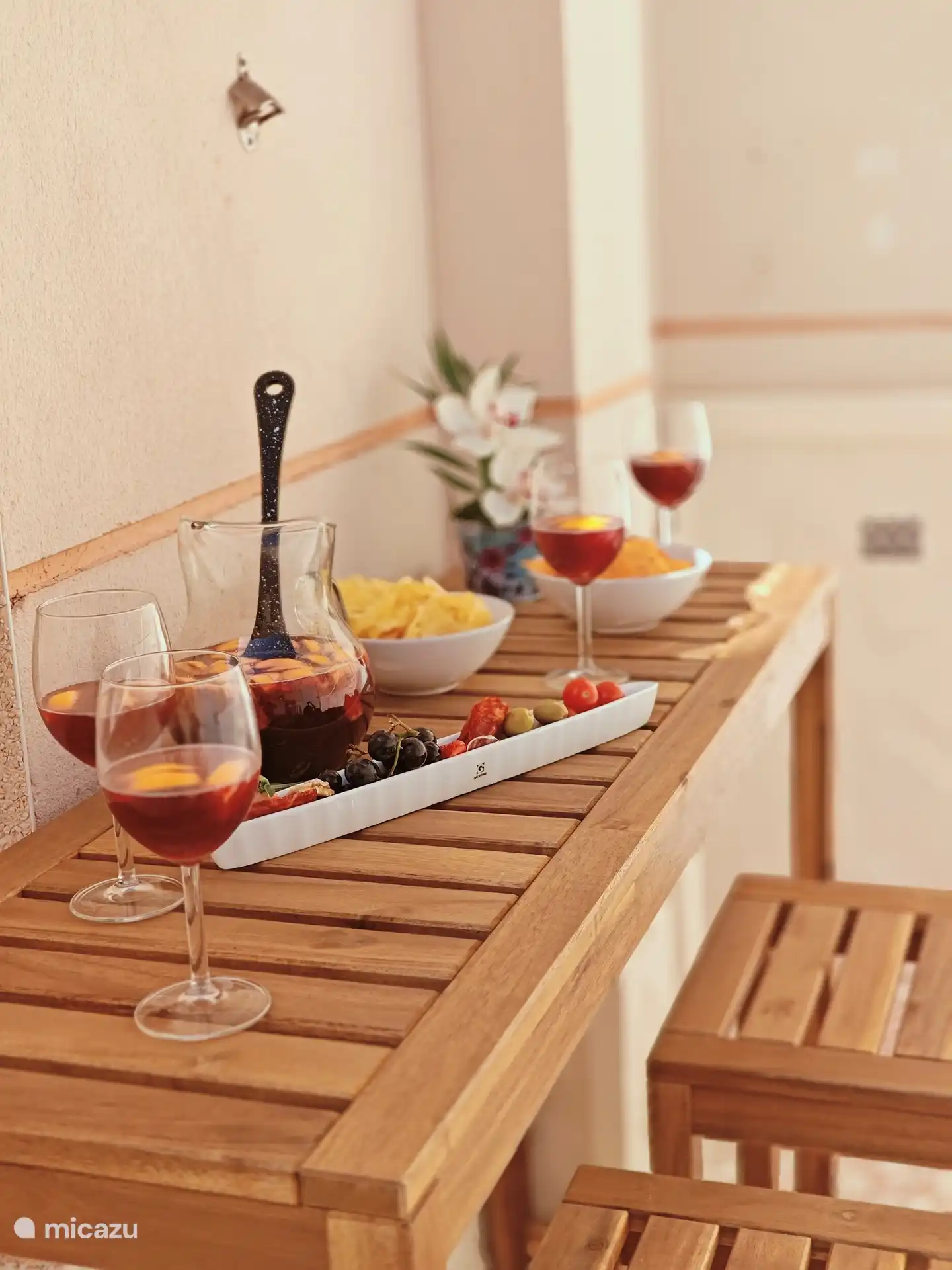 Sur la terrasse arrière de la Casa Miramar, le bar et le barbecue stimulent les sens et vous invitent à des aventures de bon goût. Ici, les conversations coulent librement, tandis que les parfums de viande grésillante et d'épices dansent dans l'air. C'est un lieu où amitié et gastronomie se rencontrent.