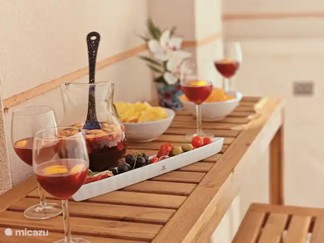 Casa Miramar en España, Costa Blanca, Ciudad Quesada - casa vacacional En la terraza trasera de Casa Miramar, la barra alta y la barbacoa estimulan los sentidos, invitándolo a vivir aventuras de buen gusto. Aquí, las conversaciones fluyen libremente, mientras los aromas de carne chisporroteante y especias danzan en el aire. Es un lugar donde se unen la amistad y la gastronomía.