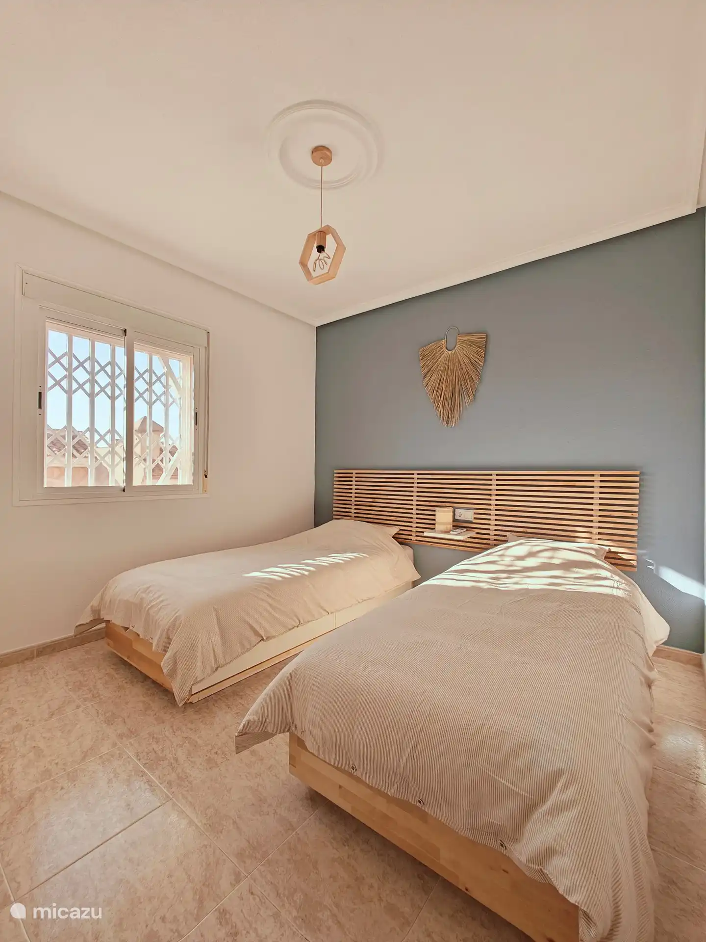 Dans la « Chambre Bleue » de la Casa Miramar, deux lits simples forment une oasis de paix. Les lits, réunis en un seul si vous le souhaitez, offrent des nuits confortables. De grandes armoires encastrées offrent aux âmes aventureuses de l'espace pour accueillir leurs bagages de voyage.