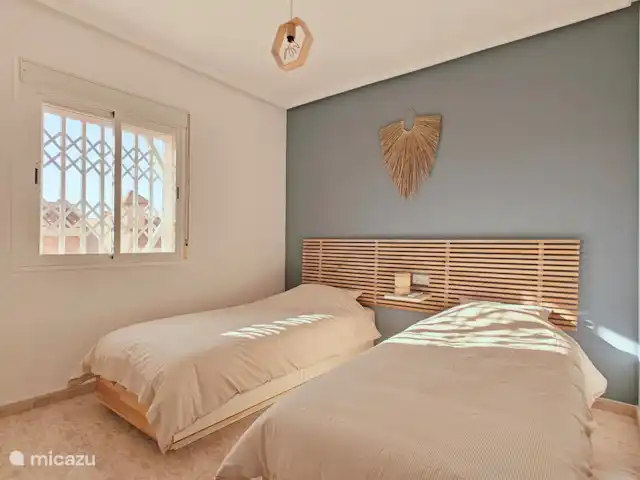 Casa Miramar en España, Costa Blanca, Ciudad Quesada - casa vacacional En la Habitación Azul de Casa Miramar, dos camas individuales forman un oasis de paz. Las camas, unidas en una si se desea, proporcionan cómodas noches. Los grandes armarios empotrados ofrecen espacio para que las almas aventureras acomoden su equipaje de viaje.