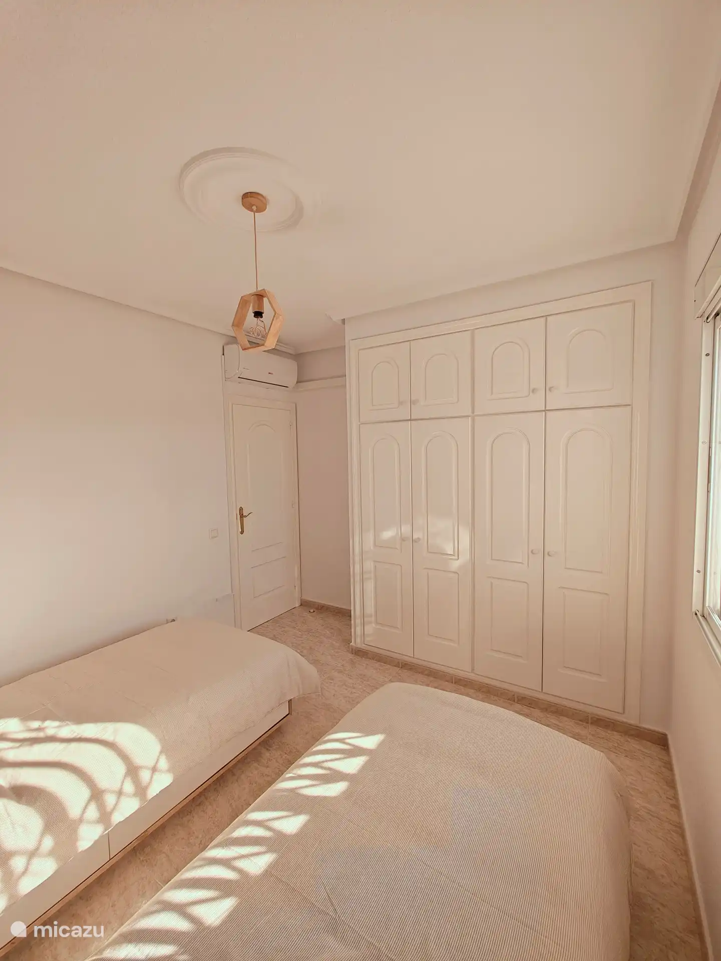 Dans la « Chambre Bleue » de la Casa Miramar, deux lits simples forment une oasis de paix. Les lits, réunis en un seul si vous le souhaitez, offrent des nuits confortables. De grandes armoires encastrées offrent aux âmes aventureuses de l'espace pour accueillir leurs bagages de voyage.