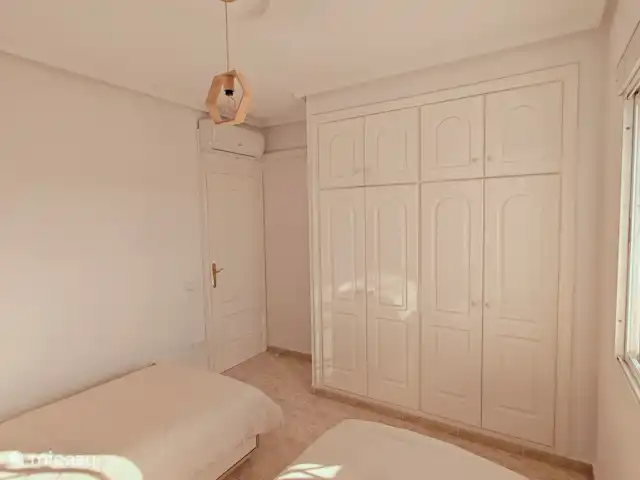 Casa Miramar en España, Costa Blanca, Ciudad Quesada - casa vacacional En la Habitación Azul de Casa Miramar, dos camas individuales forman un oasis de paz. Las camas, unidas en una si se desea, proporcionan cómodas noches. Los grandes armarios empotrados ofrecen espacio para que las almas aventureras acomoden su equipaje de viaje.